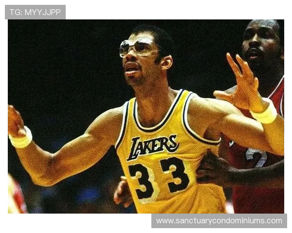 奥拉朱旺背身单打对比贾巴尔展现顶级内线得分威胁